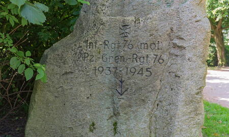 Erinnerungsstein an der IR 76 in der umgebauten Boehn-Kaserne (2016)