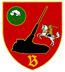 Ein rotes Wappen zeigt ein Geschütz, einen Ritter zu Pferd und ein grünes Abzeichen mit gekreuzten Schwertern.