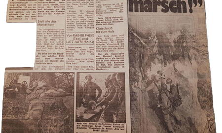 Ein Zeitungsausschnitt zeigt Soldaten bei einem steilen Aufstieg während eines Wettkampfs im Jahr 1980.