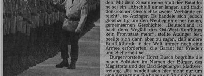 Soldaten der Panzergrenadierbataillone 182 und 172 marschieren in Segeberg bei einer feierlichen Zeremonie.