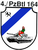 Ein Wappen zeigt eine Frau auf einem Panzer, mit einem blauen Diagonalstreifen und einem Löwen oben links.