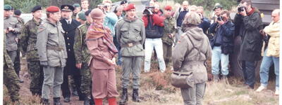 Einweisung in die Lage von Königin Margarete von Dänemark durch Soldaten des ArtRgt 6 auf dem TrÜbPl Oksböl