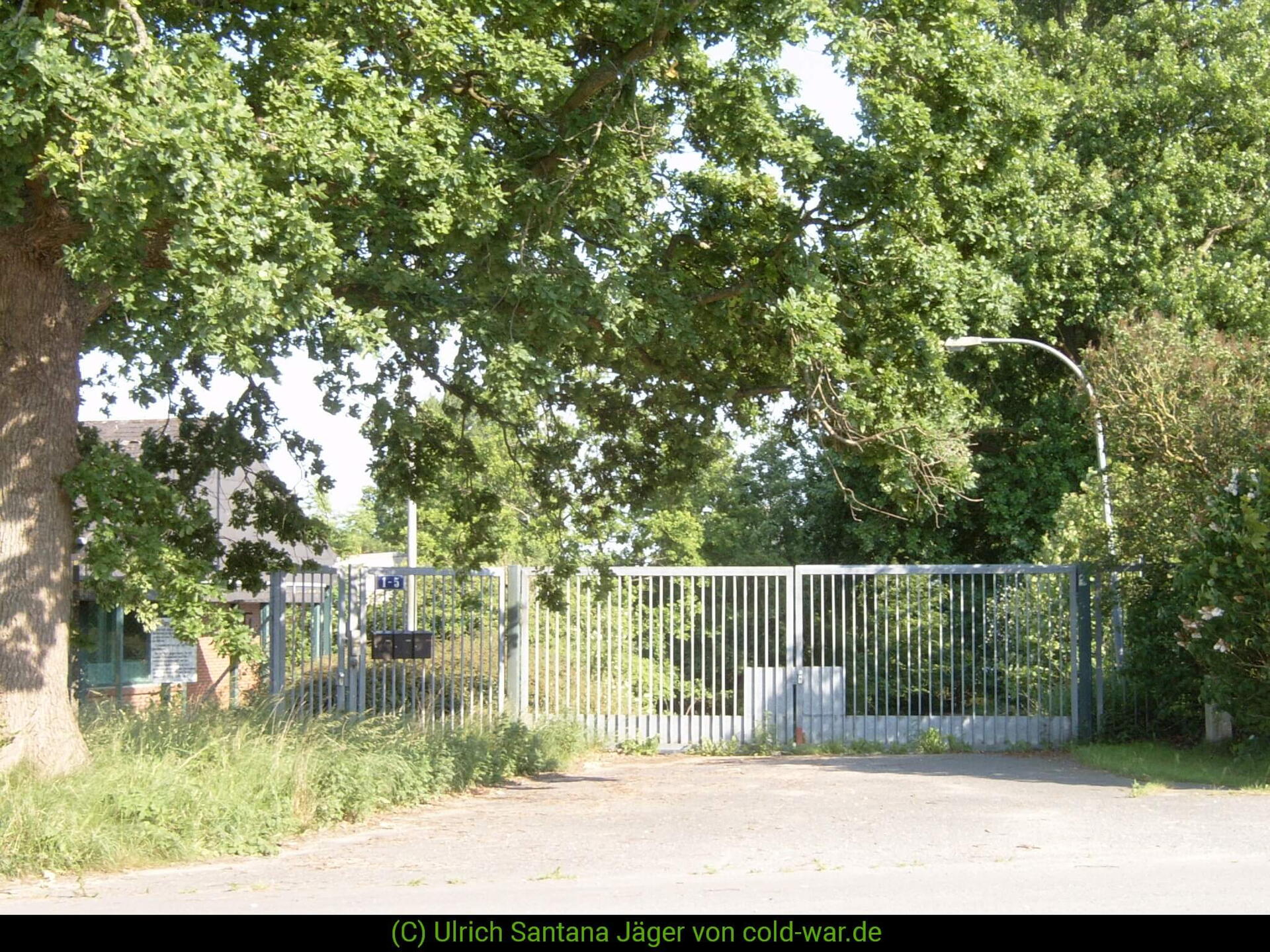 Ein bewachsener Eingang mit einem großen Tor führt zum Mobilmachungsstützpunkt in Klein Wittensee.