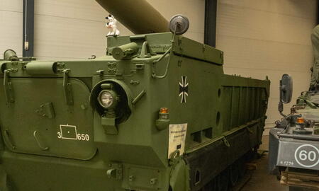 Ein grüner Militärpanzer mit Rakete ist in einer Halle ausgestellt, passend zum Datum 20230624.