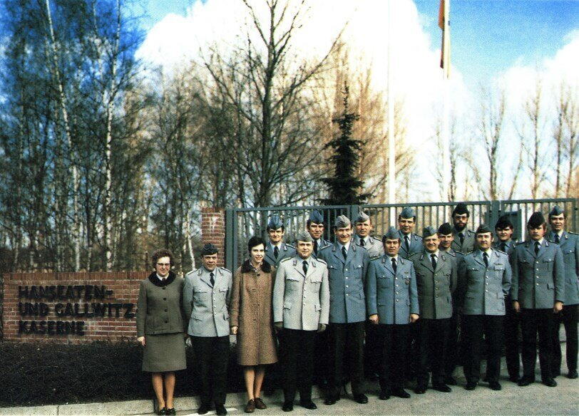 Eine Gruppe von Personen in Uniform posiert vor dem Eingang der Hans-Joachim von Gallwitz Kaserne.