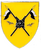 Ein gelbes Wappen zeigt zwei gekreuzte Speere mit schwarzen Flaggen und einem zentralen Wolfskopf, umgeben von zwei Fledermäusen.