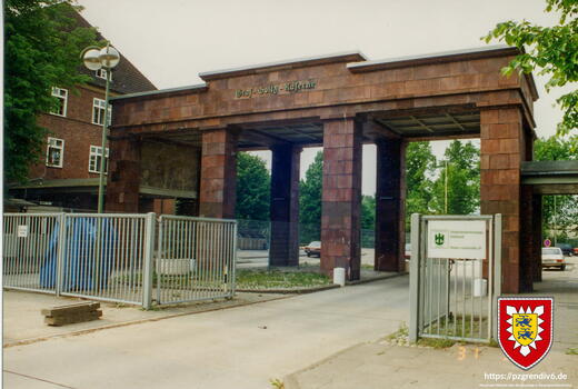 Tor der ehemaligen Graf-Goltz-Kaserne vor dem Abriss (1999)