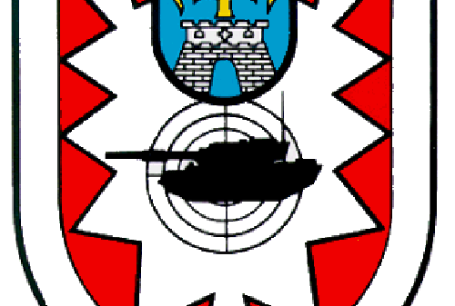 Ein Wappen zeigt eine Krone über einem Turm auf blauem Hintergrund, umgeben von schwarzen und roten geometrischen Formen.