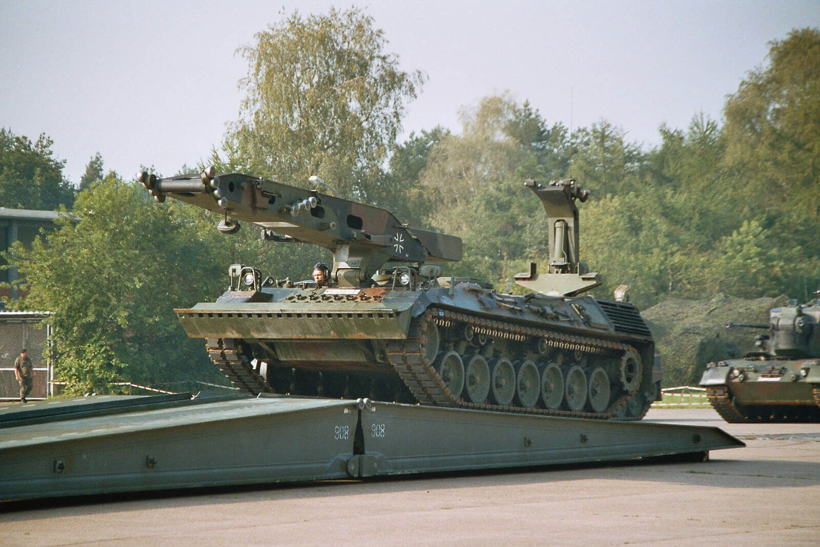 Ein Panzerschnellbrücke Biber überquert in Boostedt eine Brücke vor einem bewaldeten Hintergrund im Jahr 2004.